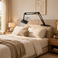 🛏️📱 Verstop deze tabletstandaard onder je matras en kijk films alsof je in de bioscoop ligt – handenvrij, geen nekpijn, geen gedoe!